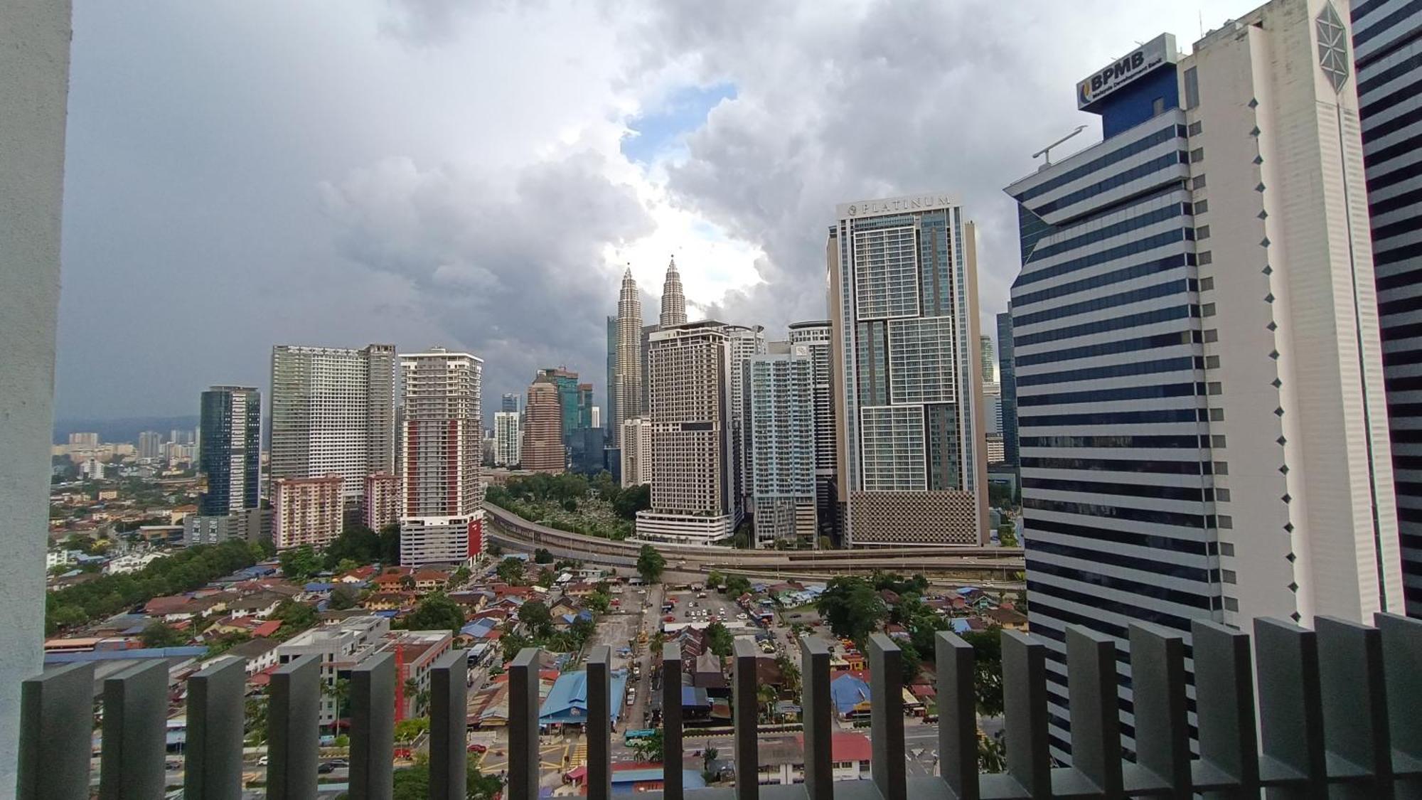 C14b Modern Infinity Pool Klcc Balcony View Pangsapuri Kuala Lumpur